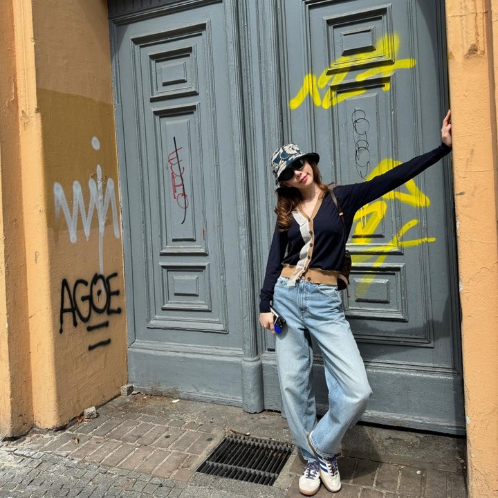 <p>Tampil <em>cool</em> di musim panas, Taeyeon memamerkan gaya dengan <em>cardigan</em> dan <em>baggy jeans.</em> Ia juga memakai sepatu <em>sneakers</em> dan<em> bucket hat</em> yang kasual, lengkap dengan kacamata hitam. (Foto: Instagram @taeyeon_ss)</p>