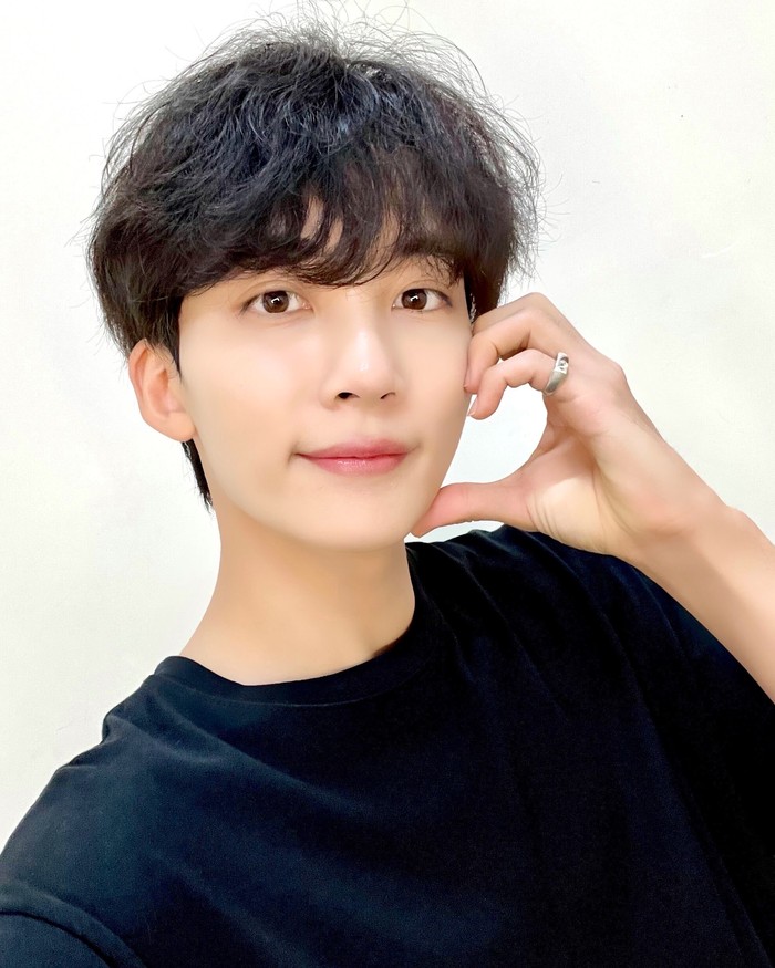 Tak banyak yang tahu, idol K-Pop yang berjiwa kompetitif tersebut ternyata pernah menjadi cameo di video musik Kiggen Phantom (feat. Jinsil Mad Soul Child, Hanhae) berjudul ‘Playback’ pada 2015 silam saat masih rookie. / Foto: x.com/pledis_17jp