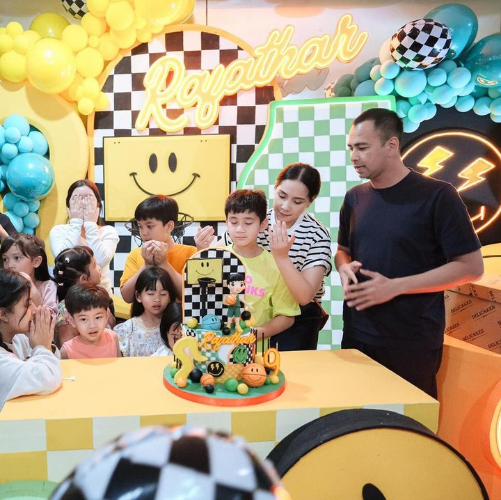 <p>Raffi dan Gigi menggelar perayaan ulang tahun bersama keluarga di rumah. Gigi mengatakan Rafathar awalnya tidak meminta untuk diadakan acara. "Sebenarnya enggak bikin apa-apa, cuma keluarga aja karena Rafathar request dia enggak mau bikin acara. Tapi biasa ya, ibunya yang rempong jadi bikin ini buat kenang-kenangan," ucap Gigi dalam unggahannya. (Foto: Instagram @raffinagita1717)</p>