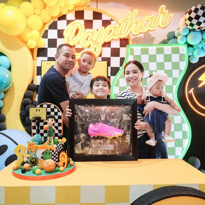 <p>Meski hanya dirayakan di rumah, keceriaan di wajah Rafathar tetap terpancar dari foto yang diunggah mereka. Rafathar tampak memegang bingkai berisi sepatu yang dilengkapi dengan foto dan tanda tangan pesepak bola Darwin Nunez. Bocah kelahiran 15 Agustus 2015 itu diketahui merupakan penggemar berat klub Liverpool, Bunda. (Foto: Instagram @raffinagita1717)</p>
