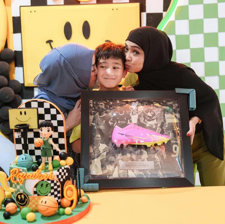 <p>Rafathar juga dibanjiri ucapan cinta dari keluarga tercinta, termasuk kedua neneknya yaitu Amy Qanita dan Rieta Amelia. Keduanya kompak mencium Rafathar dengan penuh sayang. (Foto: Instagram @raffinagita1717)</p>