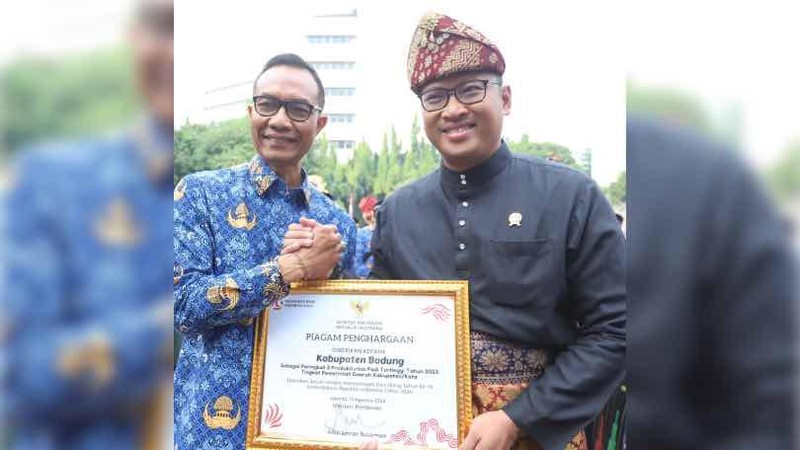 Wakil Menteri Pertanian (Wamentan) Sudaryono saat memimpin upacara Peringatan Hari Kemerdekaan Republik Indonesia ke-79, menyerukan semangat kemerdekaan pangan.