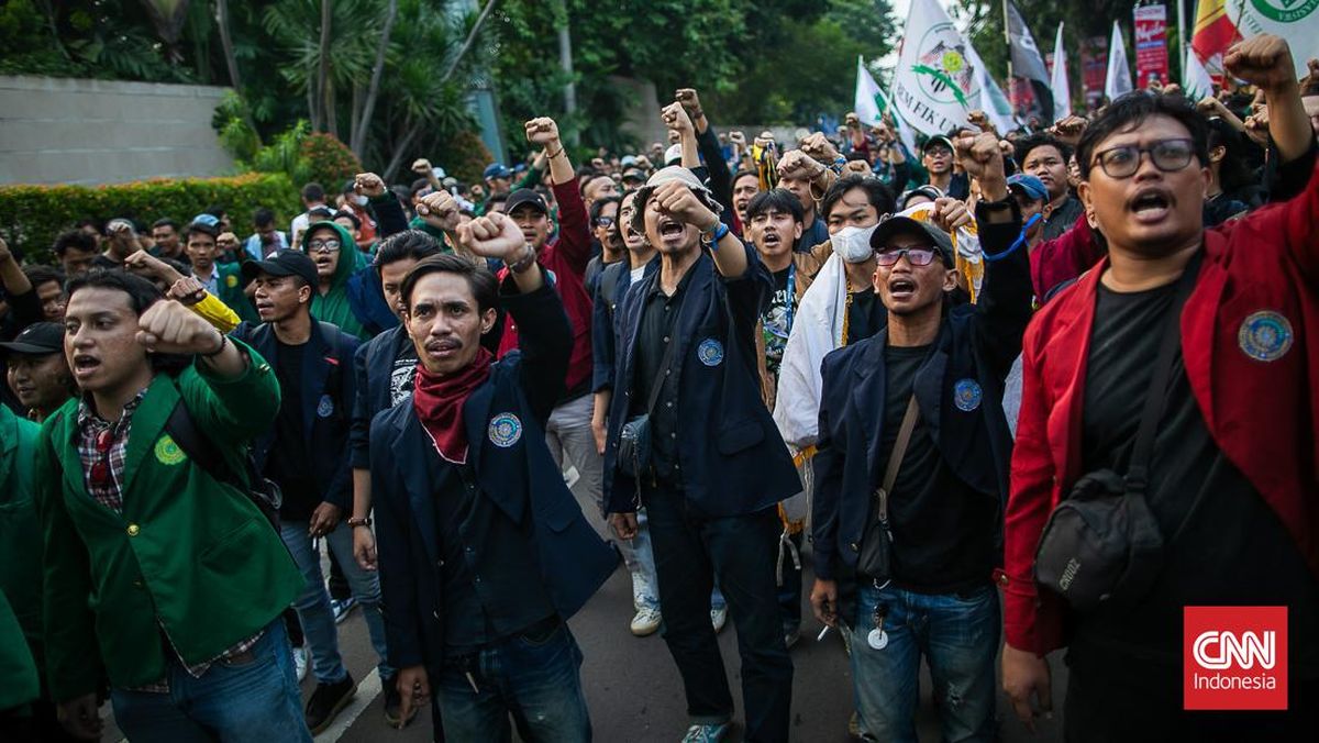 「暗いインドネシア」のアクションの呼びかけが響き渡り、マラソンデモの学生が保持しています