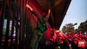 FOTO: Aksi Mahasiswa di Belakang Gedung DPR Usai Sidang Paripurna