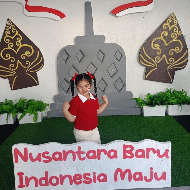 <p>Beauty YouTuber Tasya Farasya membagikan potret anak pertamanya, Maryam Eliza Khair. Putri Tasya Farasya yang akrab disapa Ayang itu terlihat mengenakan baju bernuansa merah putih dengan hiasan bendera Indonesia di pipi. "Ayang <em>and friends</em> lomba 17an hari iniiii gemech bgttt," tulis Tasya Farasya. (Foto: Instagram @tasyafarasya)</p>