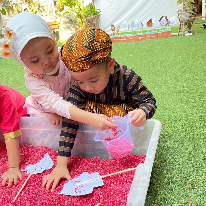 <p>Putra bungsu Raffi Ahmad dan Nagita Slavina, Rayyanza, juga enggak mau ketinggalan memeriahkan Hari Kemerdekaan RI. Bocah dua tahun ini ikut berbagai lomba di sekolahnya sambil mengenakan pakaian adat Jawa lengkap dengan blangkon di kepalanya. (Foto: Instagram @raffinagita1717)</p>