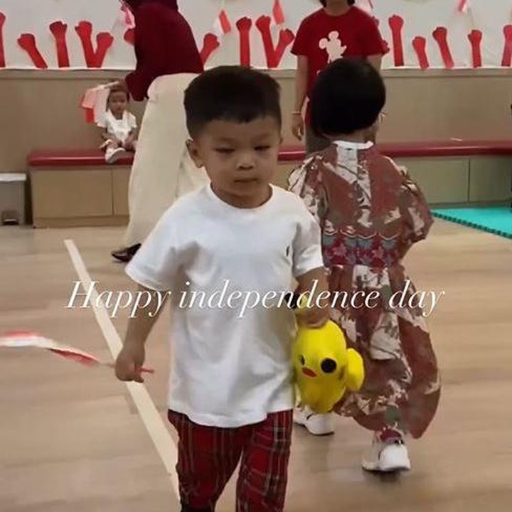 <p>Putra semata wayang Nikita Willy, Issa Xander Djokosoeton, ikut memeriahkan 17 Agustus dengan ikut lomba memasukkan bendera ke dalam botol. Meski usianya baru dua tahun, Issa sudah menunjukkan semangatnya ikut lomba, Bunda. (Foto: Instagram @nikitawillyofficial94)</p>