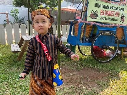 7 Potret Keseruan Anak Artis Ikut Lomba 17 Agustus, Rayyanza Pakai Baju Adat Jawa