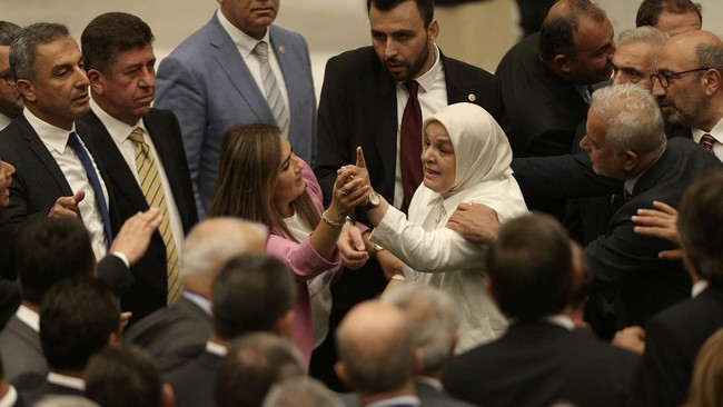 FOTO: Anggota Parlemen Turki Baku Pukul saat Rapat