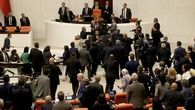 Alasan Malaysia Mau Bangun Jembatan ke RI sampai Chaos Rapat DPR Turki