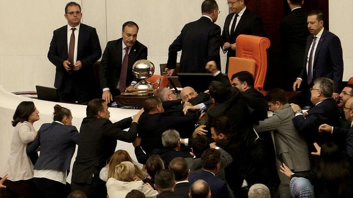 Chaos, Anggota Parlemen Turki Adu Jotos saat Lantik Menteri Erdogan