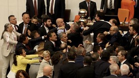 Anggota Parlemen Turki Baku Hantam saat Rapat