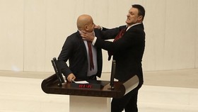 FOTO: Anggota Parlemen Turki Baku Pukul saat Rapat