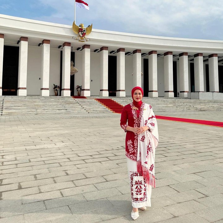 <p>Aktris Juliana Moechtar juga turut hadir di IKN. Selain ikut upacara pengibaran bendera merah putih, Juliana Moechtar datang ke IKN untuk menemani suaminya Kolonel Inf Nur Wahyudi. Sang suami ditunjuk menjadi Komandan Upacara HUT ke-79 RI di Istana Negara di IKN. "Selamat Hari Ulang Tahun yang ke-79 Republik Indonesia!<br />Jayalah Indonesia," tulis Juliana. (Foto: Instagram @julianamoechtar)</p>