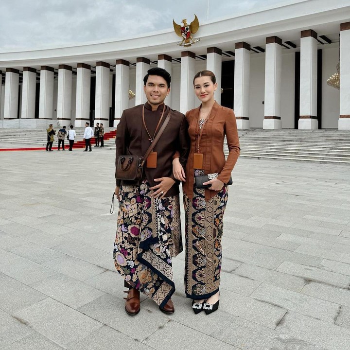 <p>Sejumlah artis Tanah Air ikut dalam upacara Hari Kemerdekaan atau HUT ke-79 Republik Indonesia di Istana Negara, Ibu Kota Nusantara (IKN). Salah satunya adalah pasangan artis Thariq Halilintar dan Aaliyah Massaid yang mendapat undangan dari Presiden Jokowi. Keduanya kompak mengenakan pakaian adat Jawa bernuansa cokelat. "17 Agustus adalah hari untuk merayakan semangat kebangsaan dan persatuan Indonesia. Dirgahayu Indonesiaku yang ke-79 Merdeka," tulis Aaliyah sebagai keterangan fotonya. (Foto: Instagram @aaliyah.massaid)</p>