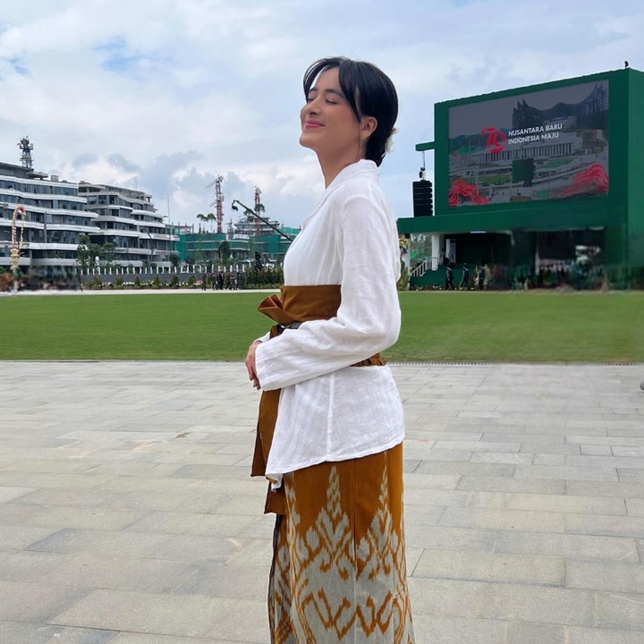 <p>Tampak hadir pula aktris cantik Mawar Eva de Jongh, Bunda. Perempuan 22 tahun ini mendapatkan kesempatan untuk bernyanyi di IKN, di depan tamu undangan yang hadir di upacara HUT ke-79 Indonesia. (Foto: Instagram @mawar_eva)</p>