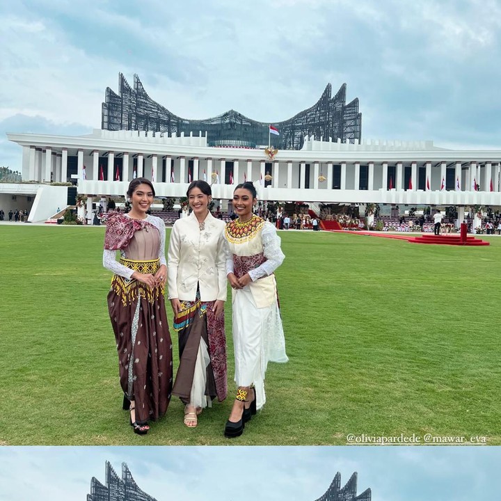 <p>Selain Mawar, penyanyi Novia Bachmid juga menyumbangkan suara emasnya di acara kenegaraan tersebut. Novia tampil bernyanyi bersama Mawar Eva dan penyanyi Olivia Pardede. (Foto: Instagram @noviabachmid)</p>