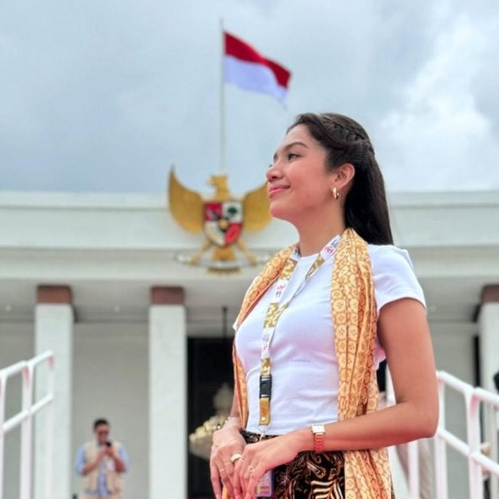 <p>Seperti disebutkan sebelumnya, penyanyi Olivia Pardede juga hadir di upacara HUT ke-79 RI di IKN. Olivia sudah berada di IKN sehari sebelu upacara berlangsung. Pada hari H, Olivia bersama Mawar Eva dan Novia Bachmid tampak mengenakan pakaian adat. Ketiganya tampil memukau membawakan lagu di depan tamu undangan yang hadir di sana. (Foto: Instagram @oliviapardede)</p>