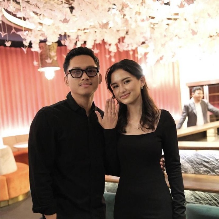 <p>Momen ulang tahun Azriel Hermansyah tahun ini mungkin menjadi yang paling spesial. Tepat di hari kelahirannya, Azriel memutuskan untuk melamar sang kekasih, Sarah Menzel. Lamaran itu dilakukan Azriel di depan keluarga besarnya, lho, Bunda. (Foto: Instagram @azriel_hermansyah)</p>
