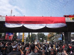 Menghormati Kemerdekaan Lewat Bentangan Bendera Raksasa di Bandung