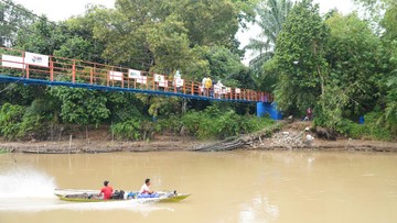 BRI Bangun Jembatan Gantung, Dorong Ekonomi Desa Lubuk Dalam