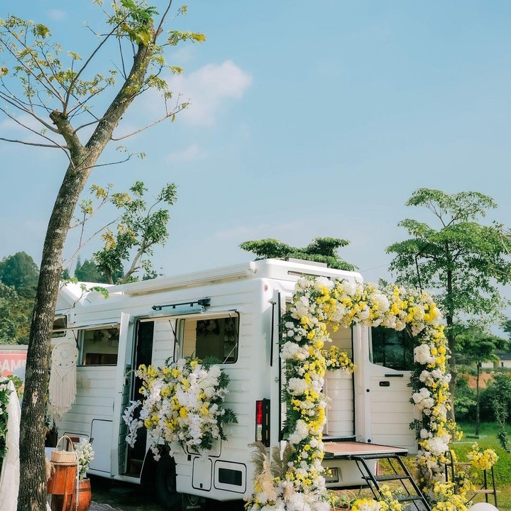 <p>Hadiah campervan yang diberikan Rey Mbayang untuk Dinda Hauw ini memiliki desain yang modern. Warna mobil untuk camping ini didominasi warna putih dengan akses hitam di sekat jendela. (Foto: Instagram @dindahw/ @rey_mbayang)</p>