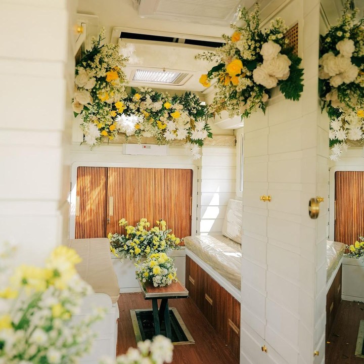 <p>Tak hanya tampilan luar, desain di dalam campervan juga tampak mewah dan elegan. Terdapat sofa kecil dengan meja yang diletakkan di dekat jendela. Sementara itu, lantai dalam campervan dibuat dengan nuansa kayu cokelat yang membuat dekorasi tetap terlihat minimalis. (Foto: Instagram @dindahw/ @rey_mbayang)</p>