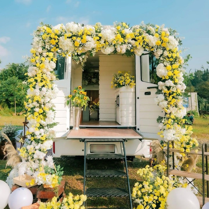 <p>Saat memberikan hadiah spesial ini, Rey Mbayang tak lupa menyiapkan dekorasi bunga-bunga yang cantik bak drama-drama di Korea. "Seniat itu sampe kata orang yg dekor ini kamu semua yg pilih properti dan warna bunganyaa..," tulis Dinda Hauw yang tampak kagum dengan kejutan sang suami. (Foto: Instagram @dindahw/ @rey_mbayang)</p>