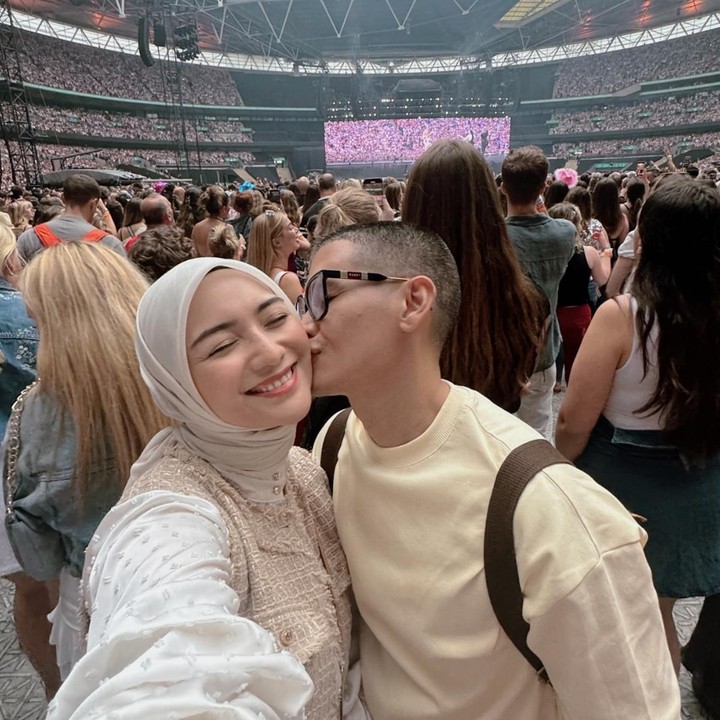 <p>Ciki mengaku sangat senang bisa menonton konser penyanyi idolanya bersama sang suami. Hal ini diungkapkan Ciki dalam foto romantis yang diunggah bersama Rezky Aditya di Instagram Stories. "Seneng bgtt @thereal_rezkyadhitya nonton konser brg kamuuu luuvvv. <em>Thankyouu</em>," tulisnya. (Foto: Instagram @citraciki)</p>