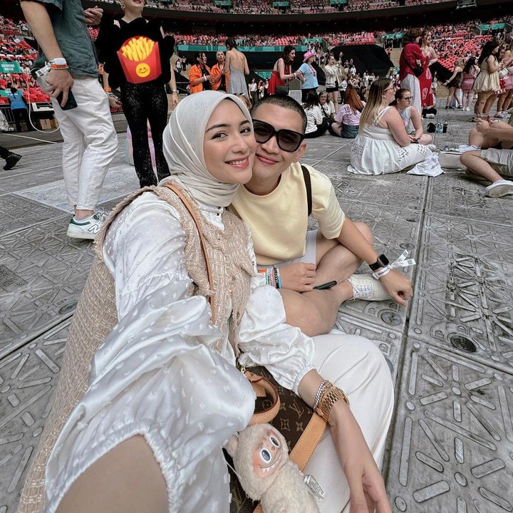 <p>Saat berada di dalam stadion dan menunggu konser dimulai, Ciki kembali mengabadikan momen bersama Rezky Aditya. Keduanya tampak tidak sabar untuk segera menonton konser pelantun lagu<em> Cruel Summer</em> itu, Bunda. (Foto: Instagram @citraciki)</p>