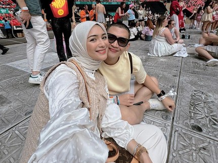 Seru Banget! 7 Potret Citra Kirana dan Rezky Aditya Nonton Konser Taylor Swift di London