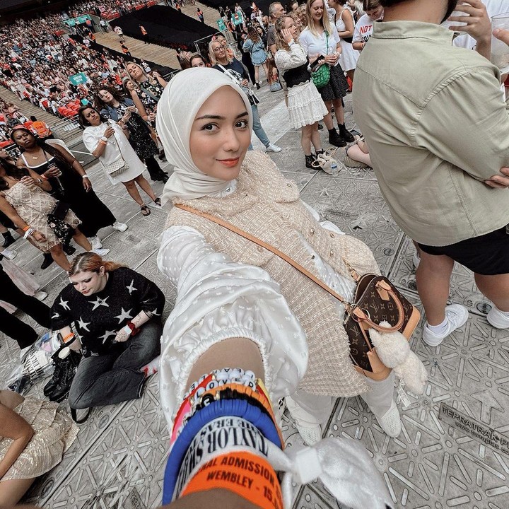 <p>Ciki dan Rezky kompak mengenakan pakaian bernuansa putih dan cokelat cream kekuningan saat menonton konser Taylor Swift. Keduanya ikut berbaur dengan penonton lain yang akan menonton konser ini. (Foto: Instagram @citraciki)</p>