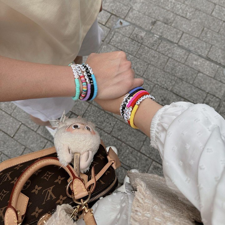 <p>Citra Kirana atau akrab disapa Ciki membagikan beberapa foto bersama sang suami saat menonton Taylor Swift di Wembley Stadium, London, Inggris. Salah satu foto yang diunggah adalah gelang berwarna-warni yang dipakai keduanya. Gelang ini menjadi ciri khas dari Taylor Swift, Bunda. (Foto: Instagram @citraciki)</p>