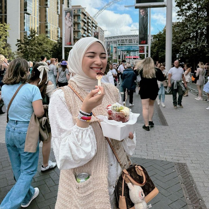 <p>Dalam salah satu foto, Ciki tampak sedang menikmati makanan sebelum masuk ke stadion. Momen ini tampaknya diabadikan oleh sang suami. (Foto: Instagram @citraciki)</p>