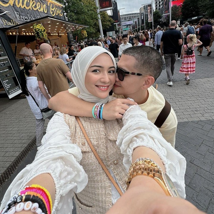 <p>Pasangan artis Citra Kirana dan Rezky Aditya melakukan <em>quality time</em> yang unik. Baru-baru ini, keduanya memutuskan terbang ke London, Inggris, untuk menonton konser Taylor Swift. "Jauh jauh buat ketemu kamuu tayyy @taylorswift," tulis Citra Kirana di akun Instagram miliknya. (Foto: Instagram @citraciki)</p>