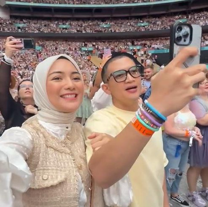 <p>Ciki dan Rezky Aditya tampaknya sudah merencanakan perjalanan ini untuk menonton konser Taylor Swift. Keduanya diketahui juga membawa serta sang putra Athar ke Inggris. Namun untuk konser kali ini, Ciki dan Rezky Aditya memutuskan <em>quality time</em> berdua atau tidak mengajak serta sang putra. (Foto: Instagram @citraciki)</p>