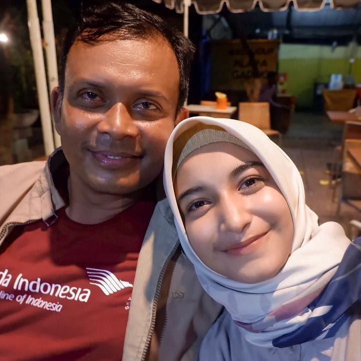 <p>Kehadiran sang ayah tampaknya menjadi pengobat rasa sakit Intan yang baru saja mengalami KDRT dari suaminya, Armor Toreador. Apalagi menurut informasi, Intan sudah ditinggal oleh sang Bunda yang wafat beberapa tahun lalu. (Foto: Instagram @cut.intannabila)</p>