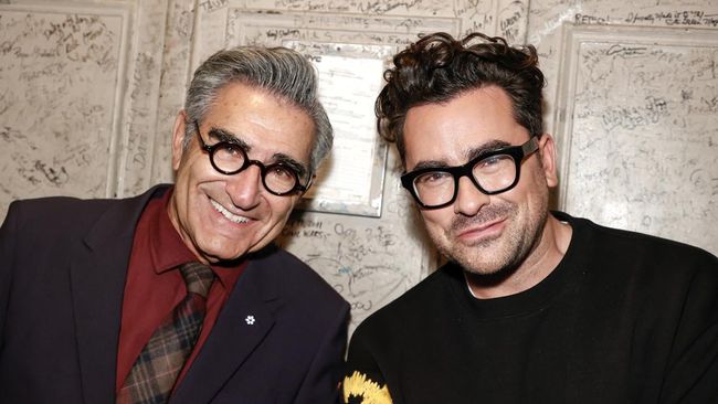 Ayah dan anak Eugene dan Dan Levy dipercaya menjadi pembawa acara Emmy Awards 2024 pada 15 September mendatang.