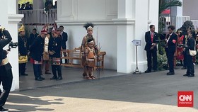 Gibran dan Jan Ethes Kompak Pakai Pakaian Adat Papua ke Istana Merdeka