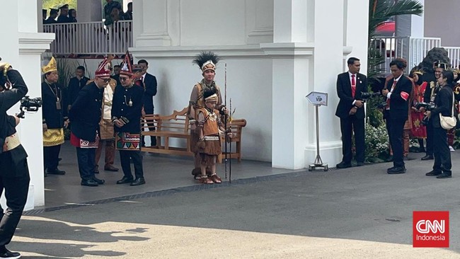 Gibran berbareng anak pertamanya, Jan Ethes, kompak mengenakan busana budaya Papua saat hadiri Upacara HUT RI ke-79 di Istana Merdeka.