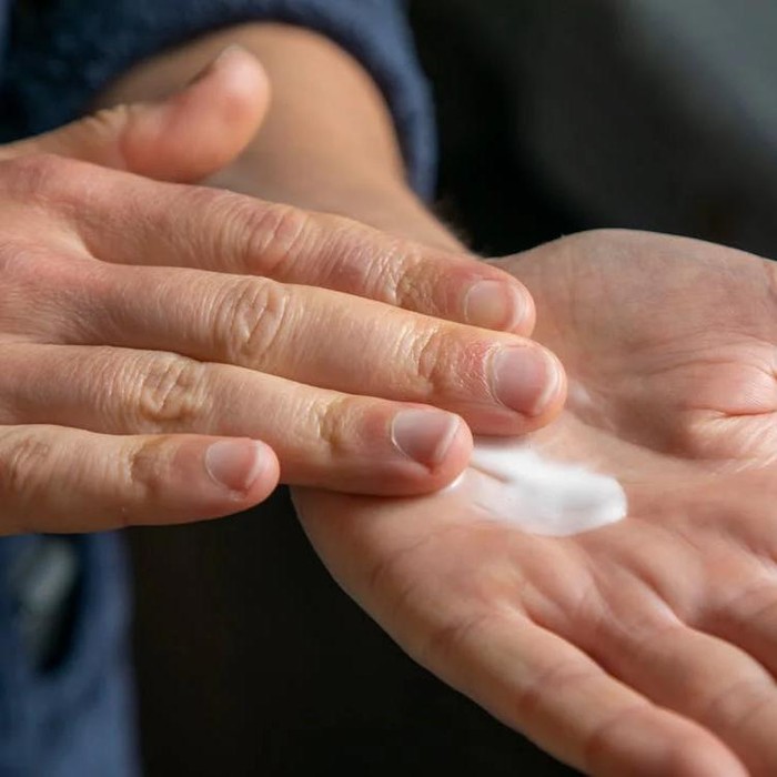 Ilustrasi menggunakan sunscreen/Foto: pexels.com/Elizabeth Iris