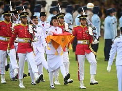 Momen Upacara Penurunan Bendera HUT ke-79 RI