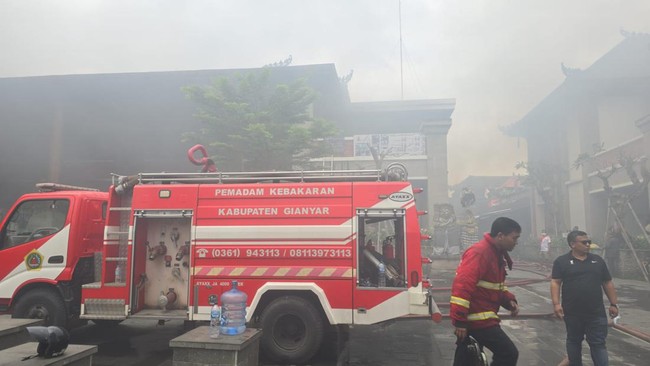 Pasar seni tematik Ubud di Kabupaten Gianyar, Bali, mengalami kebakaran, Sabtu (17/8) siang, dan hingga sore ini tetap upaya pemadaman oleh petugas gabungan.