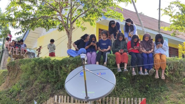 Jelang HUT RI ke-79, BAKTI Kominfo menghadirkan akses internet di salah satu wilayah 3T, yakni di Kabupaten Luwu, Sulawesi Selatan.
