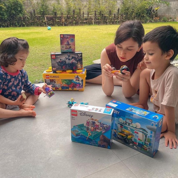<p>Belakangan, Kimberly Ryder kembali aktif bermain film, Bunda. Meski sedang sibuk, Kimberly Ryder tetap menyisihkan waktunya untuk menghabiskan waktu bersama Rayden dan Aisyah. (Foto: Instagram @kimbrlyryder)</p>