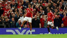 Hasil Liga Inggris: Zirkzee Cetak Gol Debut, MU Menang Dramatis