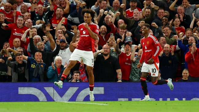 Kemenangan Penuh Drama MU Ditandai Gol Debut Zirkzee di Liga Inggris