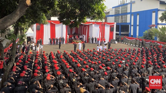 Ketua Umum PDIP Megawati Soekarnoputri memimpin upacara 17 Agustus di halaman Masjid At-Taufiq Sekolah Partai PDIP, Jakarta Selatan, Sabtu (17/8).