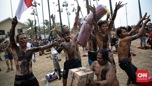 FOTO: Panjat Pinang Kolosal Meriahkan HUT ke-79 RI di Pantai Ancol