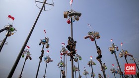 FOTO: Panjat Pinang Kolosal Meriahkan HUT ke-79 RI di Pantai Ancol